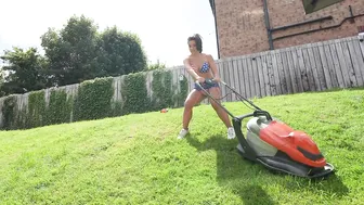 Mowing my lawn in pantyhose! #4thofjuly #usavlogs #3