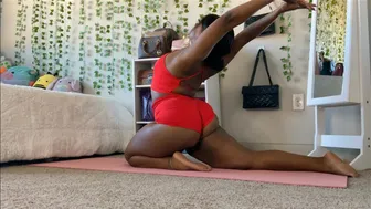 STRETCHING AT HOME BEFORE VALENTINE DAY￼