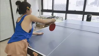 Porridge playing table tennis is really lively and makes me happy just watching/ 贝贝这台球一打一个不吱声,干干脆脆的