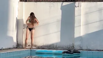 BANHO DE SOL DE BIQUÍNI NA PISCINA NO BRASIL #3