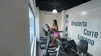 DRI NA ACADEMIA EM CANCÚN TREINO AERÓBICO E DE BUNDA