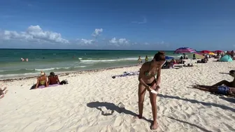 PASSANDO PROTETOR SOLAR NA PRAIA