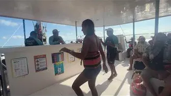 ELA DANÇOU NO BARCO NO MÉXICO